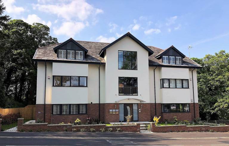 Apartment new build with planning constraint at Knaresborough North Yorkshire featuring Alitherm 800, Alitherm Plus and Smart Wall glazing